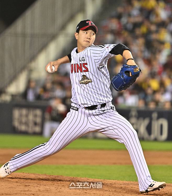 LG 유영찬이 21일 잠실구장에서 열린 2026 KBO리그 한화와의 경기 9회초 등판해 힘차게 공을 던지고 있다. 유영찬은 1이닝을 무실점으로 막아내며 시즌 10세이브를 기록했다. 잠실 | 박진업 기자 upandup@sportsseoul.com
