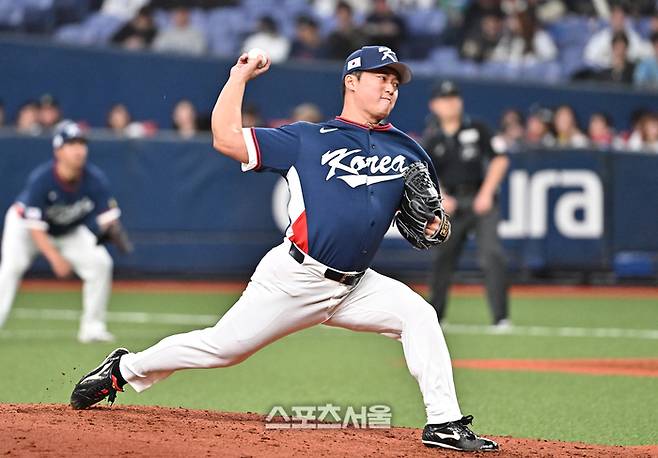 WBC 대한민국 야구대표팀의 고우석이 3일 일본 오사카 교세라돔에서 열린 오릭스와 평가전 4회말 등판해 힘차게 공을 던지고 있다. 오사카(일본) | 박진업 기자 upandup@sportsseoul.com