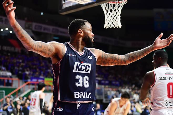 KCC 숀 롱이 28일 부산 사직실내체육관에서 열린 2025~2026 LG전자 프로농구 4강 플레이오프(PO) 3차전 정관장전에서 판정에 항의하고 있다. 사진 | KBL