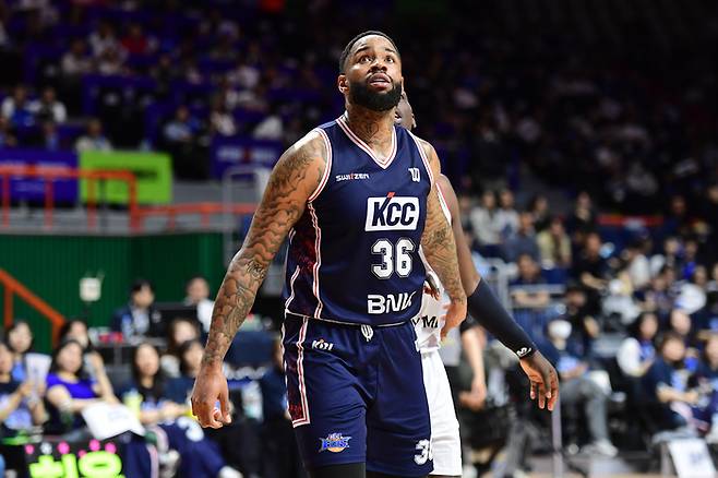 KCC 숀 롱이 28일 부산 사직실내체육관에서 열린 2025~2026 LG전자 프로농구 4강 플레이오프 정관장과 3차전에서 박스아웃하고 있다. 사진 | KBL