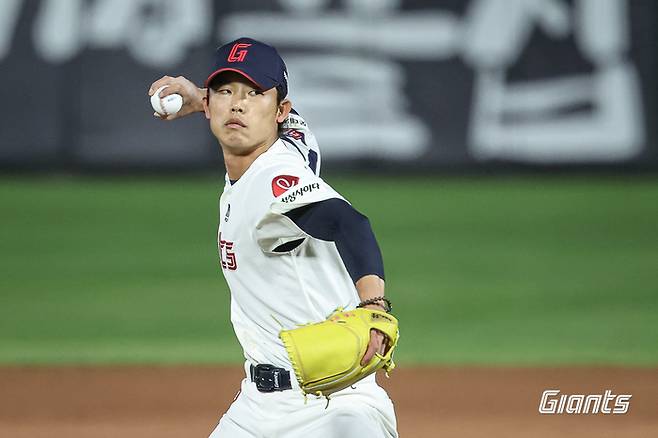 롯데 현도훈이 28일 부산 사직구장에서 열린 2026 KBO리그 정규시즌 키움전에 등판해 역투하고 있다. 사진 | 롯데 자이언츠