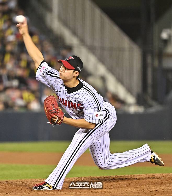 LG 김영우가 31일 잠실구장에서 열린 2026 KBO리그 KIA와의 경기 7회초 등판해 힘차게 공을 던지고 있다. 잠실 | 박진업 기자 upandup@sportsseoul.com
