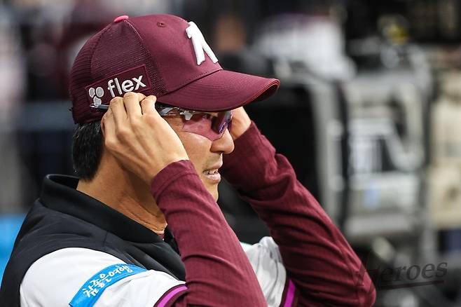 키움 설종진 감독이 서울 잠실구장에서 열린 2026 KBO리그 정규시즌 두산전을 지켜보고 있다. 사진 | 키움 히어로즈