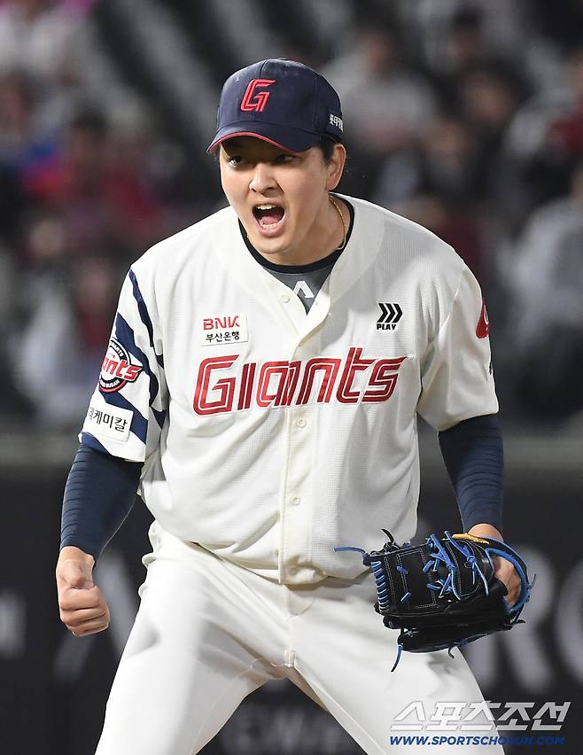 28일 부산 사직야구장에서 열린 롯데와 키움의 경기. 롯데가 키움에 5대 4로 승리했다. 경기 종료 후 포효하는 김원중. 부산=송정헌 기자songs@sportschosun.com/2026.04.28/