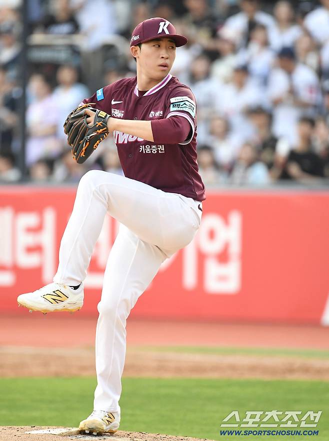 18일 수원 케이티위즈파크에서 열린 KT와 키움의 경기. 투구하고 있는 키움 배동현. 수원=송정헌 기자songs@sportschosun.com/2026.04.18/