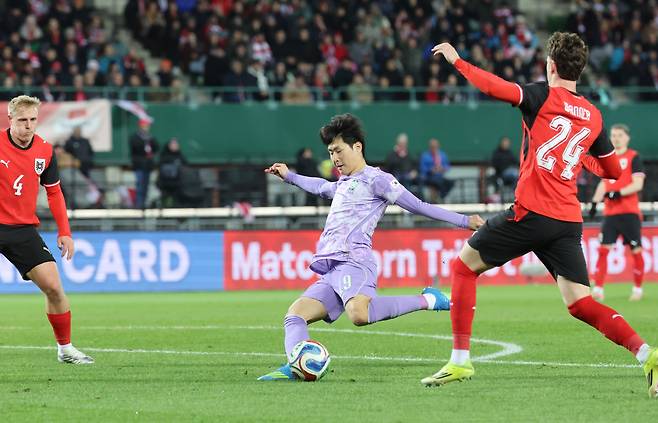 슛하는 이강인

    (빈[오스트리아]=연합뉴스) 최재구 기자 = 31일(현지시간) 오스트리아 빈 에른스트 하펠 스타디움에서 열린 한국 축구 국가대표팀과 오스트리아의 평가전에서 이강인이 슈팅하고 있다. 2026.4.1

    jjaeck9@yna.co.kr

(끝)





<저작권자(c) 연합뉴스, 무단 전재-재배포, AI 학습 및 활용 금지>