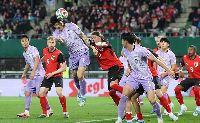 헤딩슛 시도하는 김민재

    (빈[오스트리아]=연합뉴스) 최재구 기자 = 31일(현지시간) 오스트리아 빈 에른스트 하펠 스타디움에서 열린 한국 축구 국가대표팀과 오스트리아의 평가전에서 김민재가 오스트리아 문전에서 헤딩슛을 시도하고 있다. 2026.4.1

    jjaeck9@yna.co.kr

(끝)





<저작권자(c) 연합뉴스, 무단 전재-재배포, AI 학습 및 활용 금지>