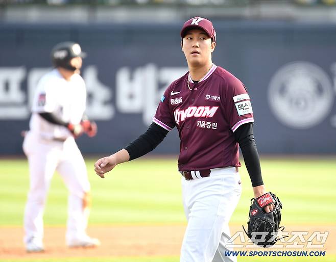 18일 수원 케이티위즈파크에서 열린 KT와 키움의 경기. 1회 투구 후 마운드를 내려가는 키움 안우진. 수원=송정헌 기자songs@sportschosun.com/2026.04.18/