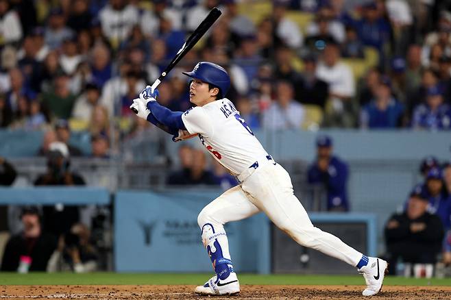 LOS ANGELES, CALIFORNIA - APRIL 24: Hyeseong Kim #6 of the Los Angeles Dodgers hits an RBI single against the Chicago Cubs during the fourth inning at Dodger Stadium on April 24, 2026 in Los Angeles, California.   Luke Hales/Getty Images/AFP (Photo by Luke Hales / GETTY IMAGES NORTH AMERICA / Getty Images via AFP)







<저작권자(c) 연합뉴스, 무단 전재-재배포, AI 학습 및 활용 금지>