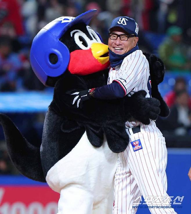 이케야마 감독은 최근 타격 부진에 빠진 오수나에게 직접 2군행을 통보했다. 사진출처=야쿠르트 스왈로즈 SNS