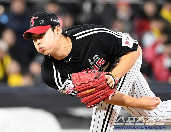 28일 수원KT위즈파크에서 열린 LG와 KT의 경기, 9회말 역투하는 LG 김영우. 수원=허상욱 기자wook@sportschosun.com/2026.04.28/