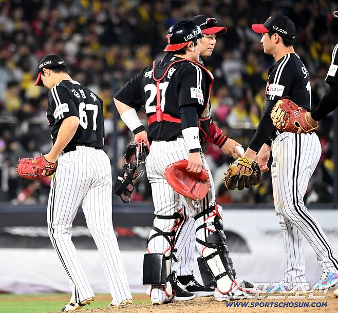 28일 수원KT위즈파크에서 열린 LG와 KT의 경기, 9회말 1사 만루 위기를 내준 김영우가 마운드를 내려가고 있다. 수원=허상욱 기자wook@sportschosun.com/2026.04.28/