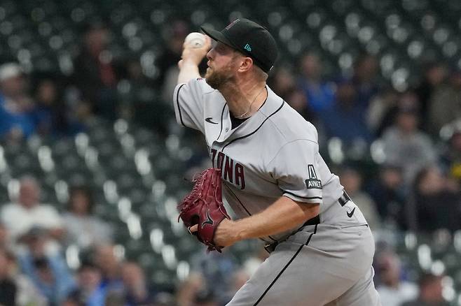 Arizona Diamondbacks starting pitcher Merrill Kelly throws against the Milwaukee Brewers during the first inning of a baseball game Tuesday, April 28, 2026, in Milwaukee. (AP Photo/Nam Y. Huh)







<저작권자(c) 연합뉴스, 무단 전재-재배포, AI 학습 및 활용 금지>