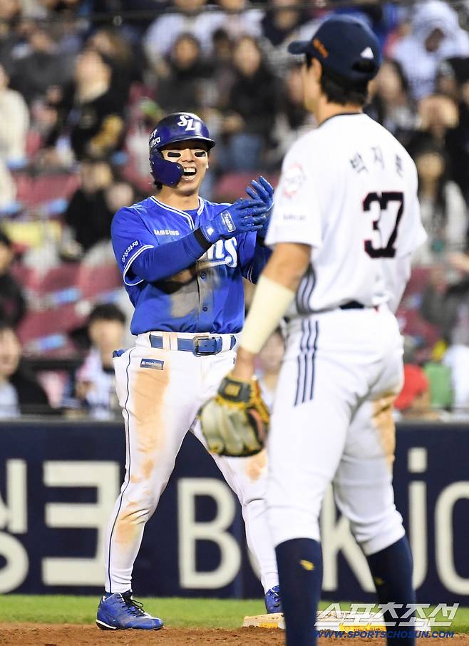연장 10회초 1사 2루 삼성 김성윤이 적시타를 날린 뒤 환호하고 있다.