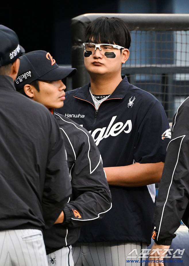 21일 잠실구장에서 열린 LG와 한화의 경기. 한화 오재원, 김서현이 숨을 고르고 있다. 잠실=박재만 기자 pjm@sportschosun.com/2026.04.21/