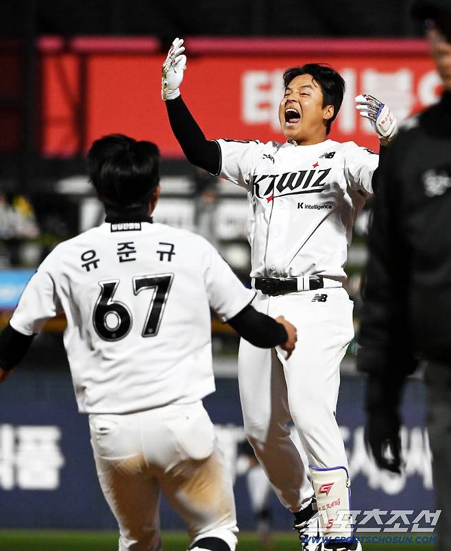 28일 수원KT위즈파크에서 열린 LG와 KT의 경기, 연장10회말 2사 1,2루 KT 강민성이 끝내기 안타를 치고 환호하고 있다. 수원=허상욱 기자wook@sportschosun.com/2026.04.28/