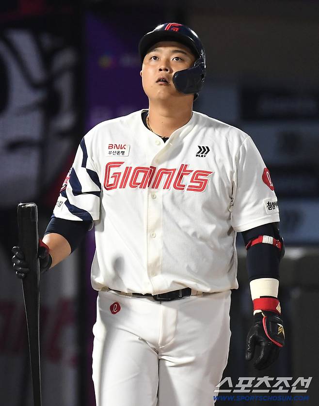 28일 부산 사직야구장에서 열린 롯데와 키움의 경기. 5회 2사 2루. 삼진을 당한 롯데 한동희. 부산=송정헌 기자songs@sportschosun.com/2026.04.28/