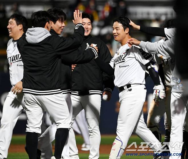 28일 수원KT위즈파크에서 열린 LG와 KT의 경기, 연장10회말 2사 1,2루 KT 강민성이 끝내기 안타를 치고 기쁨을 나누고 있다. 수원=허상욱 기자wook@sportschosun.com/2026.04.28/
