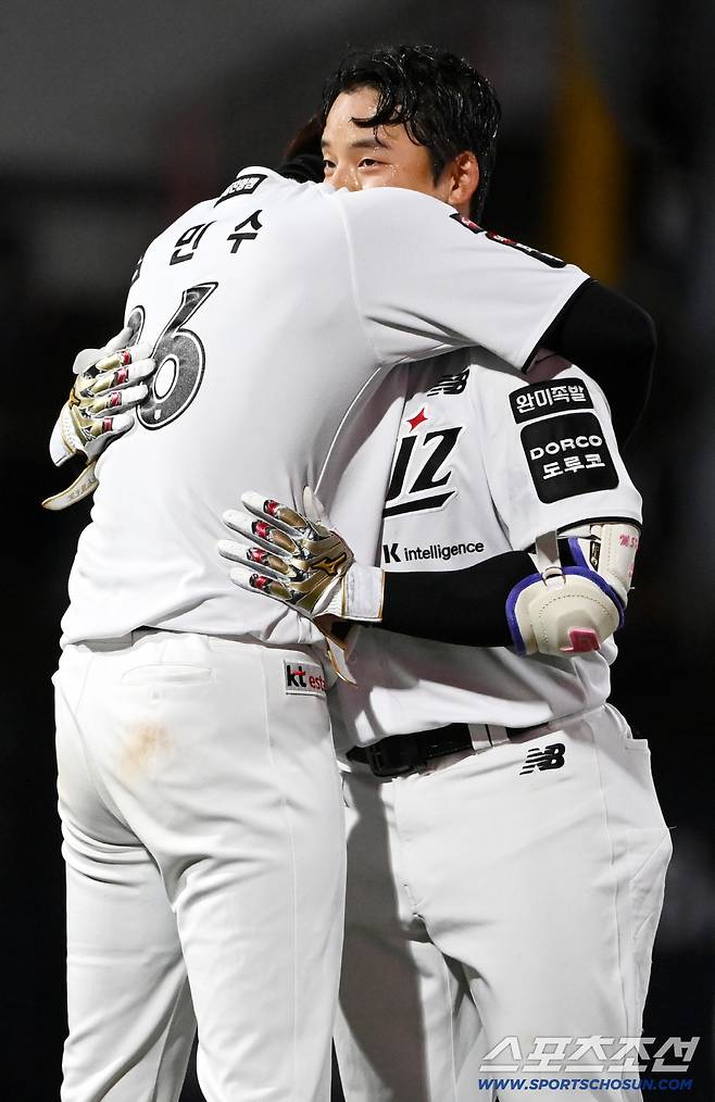 28일 수원KT위즈파크에서 열린 LG와 KT의 경기, 연장10회말 2사 1,2루 KT 강민성이 끝내기 안타를 치고 기쁨을 나누고 있다. 수원=허상욱 기자wook@sportschosun.com/2026.04.28/