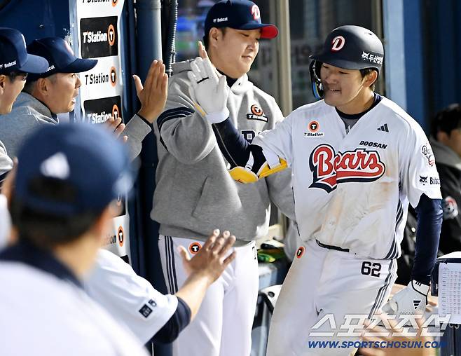 29일 잠실야구장에서 열린 삼성과 두산의 경기. 7회말 안재석이 우중월 솔로홈런을 치고 김원형 감독과 기쁨을 나누고 있다. 잠실=허상욱 기자wook@sportschosun.com/2026.04.29/