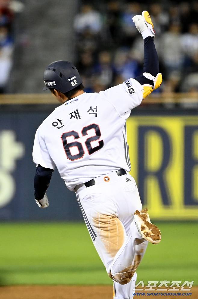 29일 잠실야구장에서 열린 삼성과 두산의 경기. 7회말 안재석이 우중월 솔로홈런을 치고 기쁨을 나누고 있다. 잠실=허상욱 기자wook@sportschosun.com/2026.04.29/