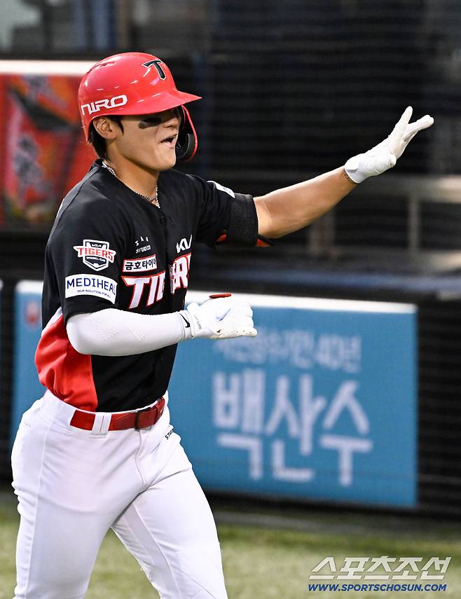 18일 잠실구장에서 열린 두산과 KIA의 경기. 8회초 1사 2루 KIA 김도영이 투런포를 날린 뒤 환호하고 있다. 잠실=박재만 기자 pjm@sportschosun.com/2026.04.18/