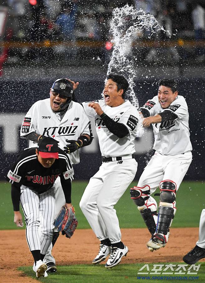 29일 수원KT위즈파크에서 열린 KT와 LG의 경기. 10회말 1사 만루 KT 장성우가 끝내기 안타를 날린 뒤 환호하고 있다. 수원=박재만 기자 pjm@sportschosun.com/2026.04.29/
