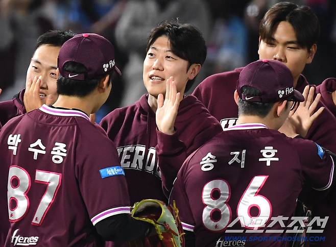 29일 부산 사직야구장에서 열린 롯데와 키움의 경기. 11회 연장 끝에 키움이 롯데에 승리했다. 경기 종료 후 하이파이브를 나누고 있는 키움 박진형. 부산=송정헌 기자songs@sportschosun.com/2026.04.29/