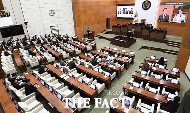 공직선거법 개정에 따라 서울시의원 정수가 현행 112명에서 118명으로 6명 늘어난다. 오세훈 서울시장이 20일 오전 서울 중구 서울시의회에서 열린 제327회 정례회 제4차 본회의에서 발언하고 있다. /더팩트 DB