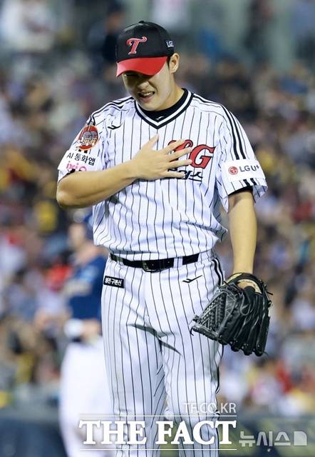 염경엽 LG 트윈스 감독은 유영찬 대체 후보로 김영우를 염두에 뒀지만 경험 부족과 제구 불안으로 기대에 부응하지 못하고 있다. /뉴시스