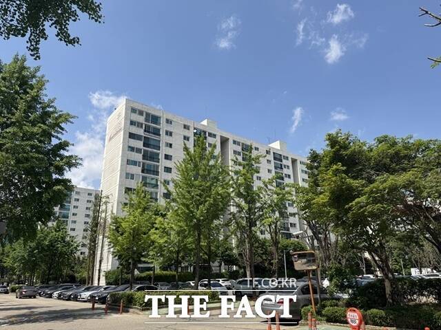 목동신시가지 14개 단지 모두 정비구역 지정이 완료된 가운데 시공사, 설계사 선정에 나서고 있다. 사진은 목동6단지 전경. /황준익 기자