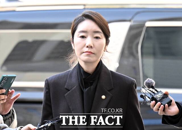 공천을 대가로 현금 1억 원을 주고받은 혐의로 기소된 강선우 무소속 의원과 김경 전 서울시의원이 첫 공판에서 상반된 입장을 내놨다. /이새롬 기자