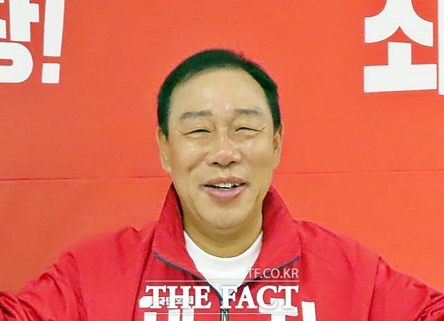 최민호 국민의힘 세종시장 예비후보가 지난 27일 선거사무소에서 <더팩트>와 인터뷰 중 환하게 미소를 짓고 있다. /김형중 기자