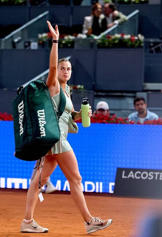 마드리드 오픈에서 충격적인 패배를 당한 후 코트를 떠나는 사발렌카. 대회SNS