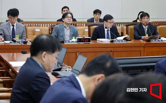 권헌철 국방대 국방경제학과 교수가 29일 국회 재정경제기획위원회에서 열린 전략수출금융지원에 관한 법률안 제정에 관한 공청회에서 발언하고 있다. 오른쪽부터 권헌철 국방대 교수, 박인용 법무법인 율촌 국방방산팀 변호사, 박창균 자본시장연구원 선임연구위원, 안상남 한국방위산업진흥회 본부장. 2026.4.29 김현민 기자