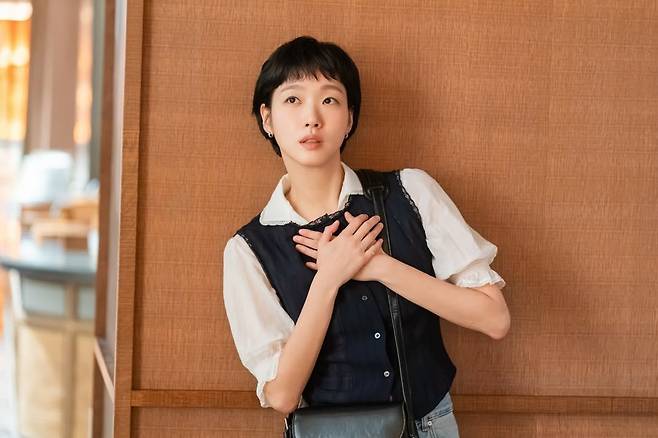 짧은 뱅의 픽시 컷으로 변신한 ‘유미의 세포들 3’의 김고은. @ggonekim