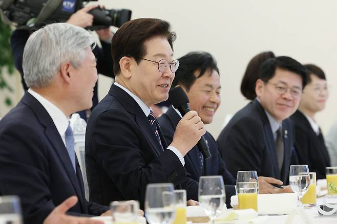 이재명 대통령이 29일 청와대에서 열린 비교섭단체 및 무소속 국회의원 초청 오찬 간담회에서 발언하고 있다./뉴스1