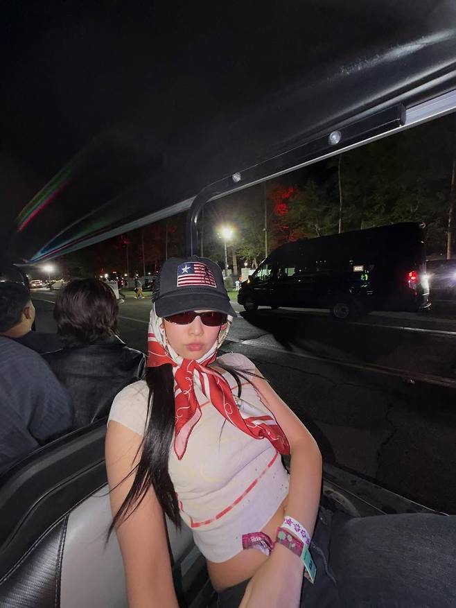 실크 스카프 위로 볼캡을 착용한 제니. @jennierubyjane