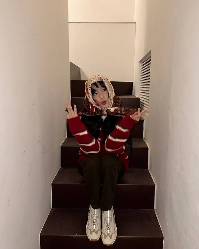 바부슈카 스타일로 헤드 스카프를 연출한 태연. @taeyeon_ss