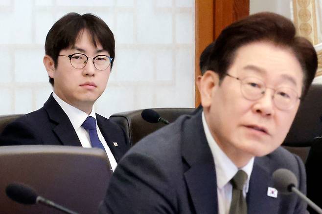 하정우 AI미래기획수석이 14일 청와대에서 열린 제16회 국무회의 겸 제5차 비상경제점검회의에서 이재명 대통령의 발언을 듣고 있다. /뉴스1