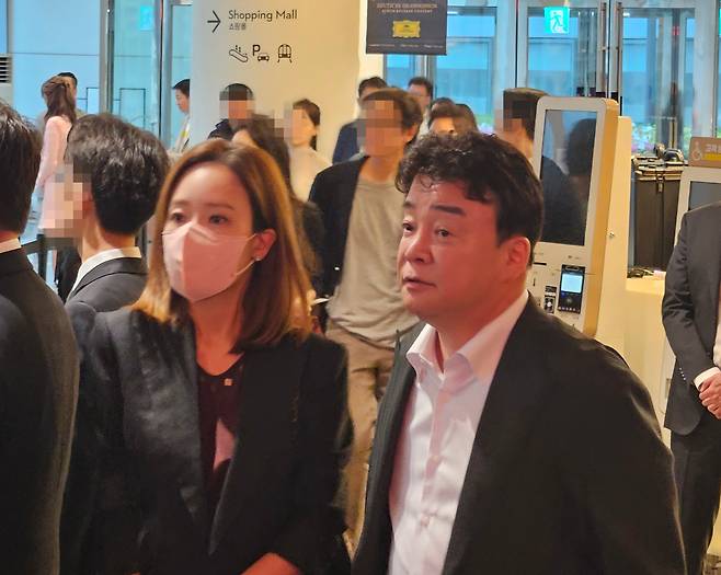 배우 소유진, 백종원 더본코리아 대표가 29일 서울 송파구 롯데콘서트홀에서 열린 플루티스트 한지희씨의 데뷔 앨범 발매 기념 콘서트에 참석했다. /정재훤 기자