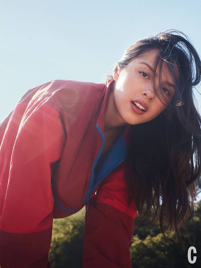 하프 집업 톱, 쇼츠 모두 Saint Laurent by Anthony Vaccarello.