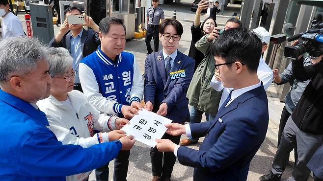 안광식·강미애·원성수·김인엽(왼쪽부터) 예비후보가 규탄 성명서를 교육부 측에 전달하고 있다. 곽우석 기자