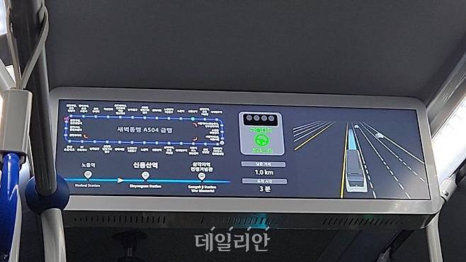 버스 내부에 있는 전광판. 버스 실시간 위치·속도 등이 표시된다. ⓒ데일리안 진현우 기자