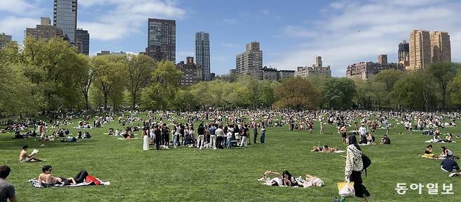26일(현지 시간) 미국 뉴욕 맨해튼 센트럴 파크의 ‘시프 메도’ 잔디밭에서 봄을 즐기는 시민들의 모습. 센트럴 파크는 ‘공원은 다양한 계층과 인종이 어우러지는 장이어야 한다’는 철학 아래 조성됐다. 뉴욕=임우선 특파원 imsun@donga.com
