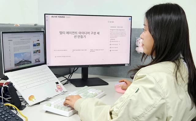 CJ올리브영 직원이 구글 클라우드의 제미나이 엔터프라이즈를 활용해 업무를 보고 있다. [CJ올리브영 제공]