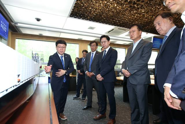 배경훈 부총리 겸 과기정통부 장관이 29일  대전 한국원자력연구원에서 열린 ‘SMR 선박 기업 간담회’ 에 참석해 용융염 원자로(MSR) 기반 선박 모형에 대해 설명을 듣고 있다. 과기정통부 제공.