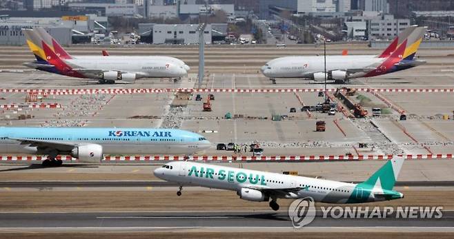 인천공항에서 이륙을 준비 중인 국적 항공사 항공기들. 연합뉴스