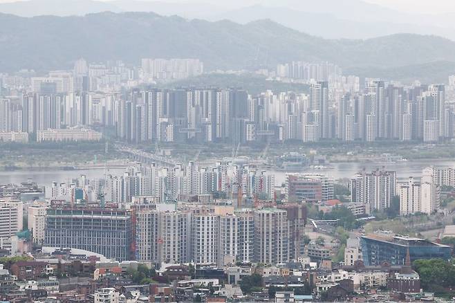 서울 남산에서 바라본 아파트 단지 모습. 뉴스1