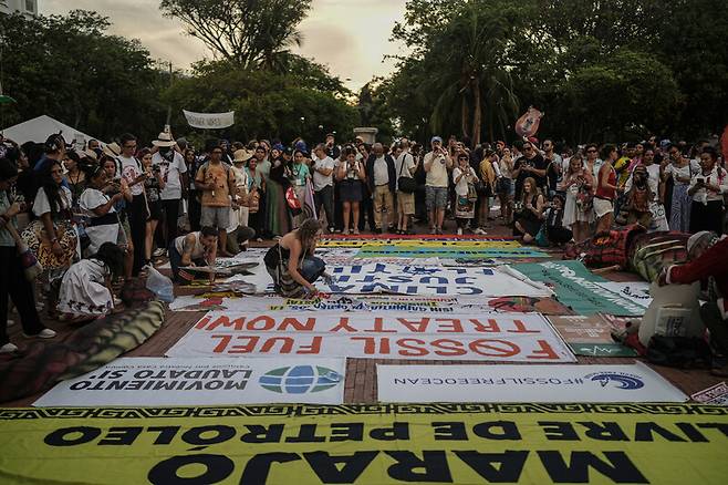 지난 27일(현지시각) 콜롬비아 산타마르타에서 열린 제1차 화석연료로부터의 전환 국제회의에 참여한 환경단체 활동가들이 회의장 밖에서 연 시위 모습. AP/연합뉴스